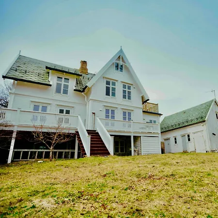 Kunstnerboligen I - Din Kreative Loshavn Homestay Lodingen