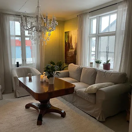 Homestay Kunstnerboligen I - Din Kreative Loshavn Lodingen